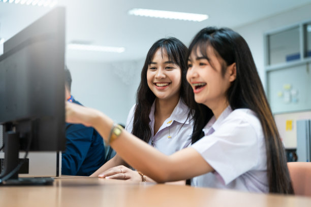 电脑教室里的亚洲学生图片下载