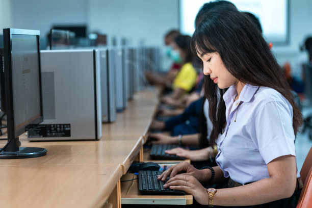 参加电脑课的亚洲大学生图片下载