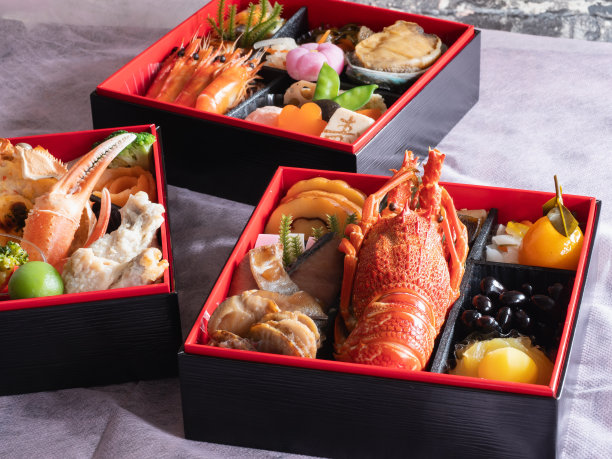 日本新年菜“御食”。一个传统的菜，有海鲜和蔬菜在一个三层的盒子里。图片下载