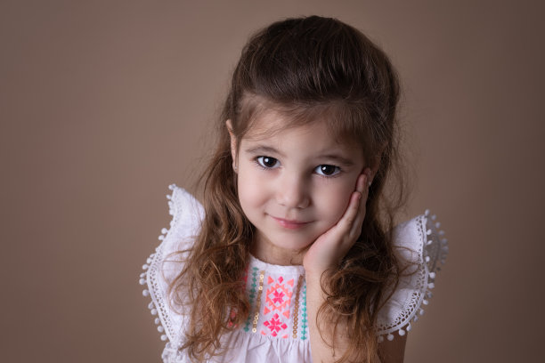 一个美丽的两岁女孩的肖像图片下载