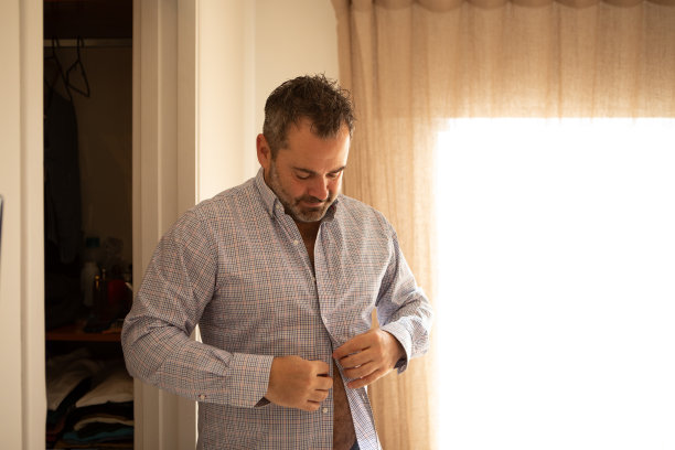 成年男子穿衣服图片下载