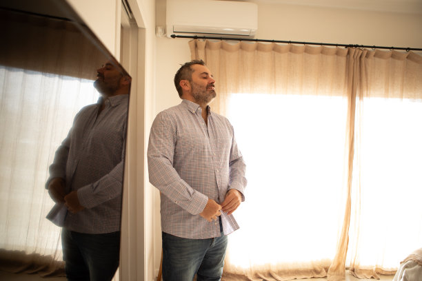 成年男子穿衣服图片下载