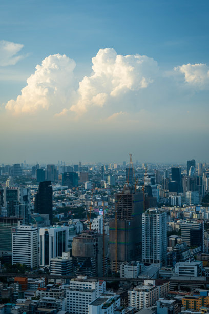 在一个阳光明媚的日子里，泰国曼谷市中心的建筑物和摩天大楼全景的电影城市照片图片下载