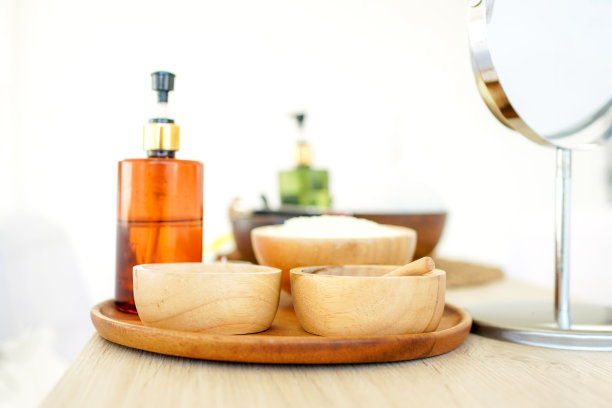 泰式水疗按摩。水疗美容。香薰治疗护理身体的妇女与蜡烛放松健康。芳香和盐磨砂设置准备健康的生活方式图片下载