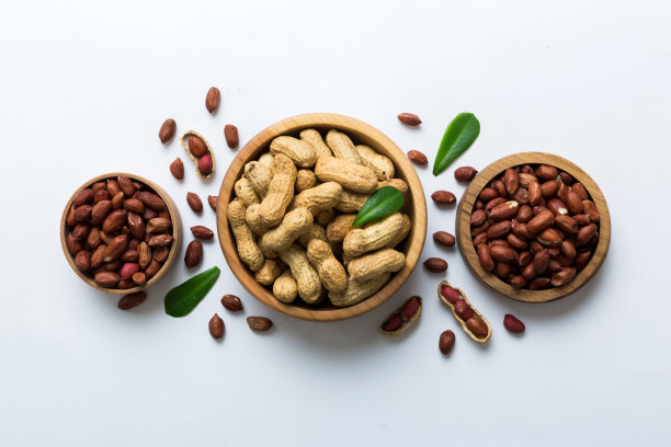 新鲜健康的花生在碗在彩色的桌子背景。健康饮食bertholletia概念。超级食物图片下载