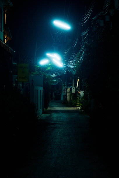 电影城市风景照片在清迈随便一条街，街上没有人在晚上图片下载