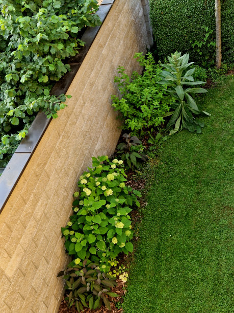 混凝土墙由纹理块制成。院子的高隔声墙。墙体采用钣金屋面，防止水流入墙体内部，防止被霜冻撕裂。图片下载