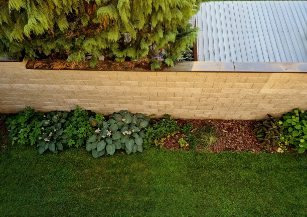 混凝土墙由纹理块制成。院子的高隔声墙。墙体采用钣金屋面，防止水流入墙体内部，防止被霜冻撕裂。图片下载