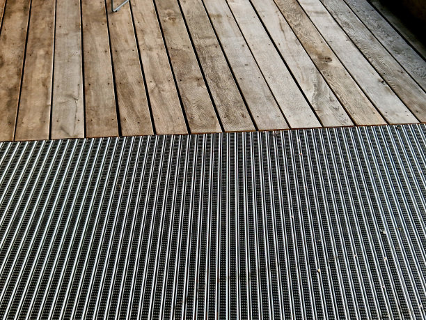 入口木屋露台。有木凉棚的办公楼。清洁垫与板齐平。受气包。各种粗细塑料刷在专业工业设计学校，维修图片下载