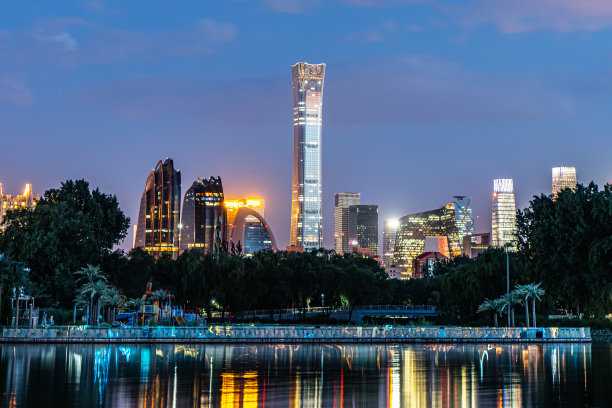 中国北京中央商务区湖面上的倒影图片下载