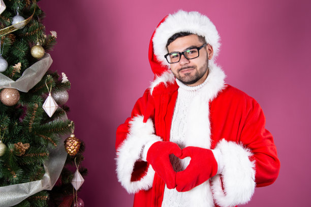 年轻迷人的学生在度假打扮成圣诞老人图片下载