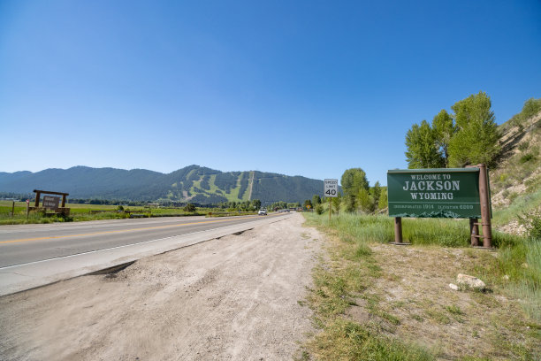 怀俄明州提顿县杰克逊霍尔的杰克逊欢迎标志图片下载