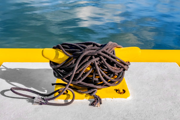 海港系柱系泊绳与海洋背景图片下载