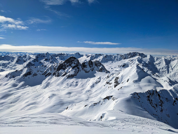 美妙的滑雪之旅在新鲜的深雪在达沃斯和恩加丁。在瑞士山区滑雪登山。高质量照片图片下载