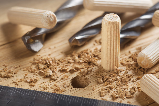 用于木销子的木橡木板上的孔。木工行业。图片下载