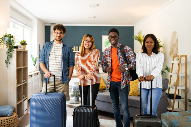 一群多种族朋友在他们租来的公寓里提着行李箱的照片图片下载