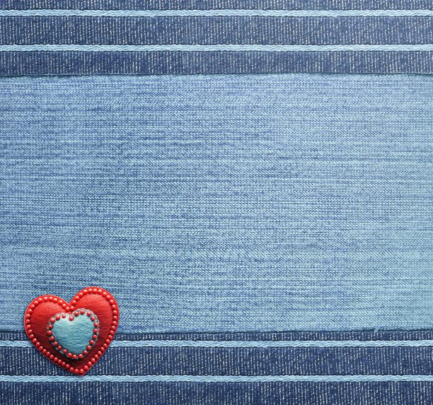 蓝色牛仔背景与条纹边界和红色毡心。藏青色牛仔牛仔裤的面料质感。情人节牛仔背景图片下载