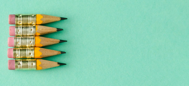 蓝色背景上的五支迷你木制铅笔。回到课堂。副本的空间。前视图。超长照片。图片下载