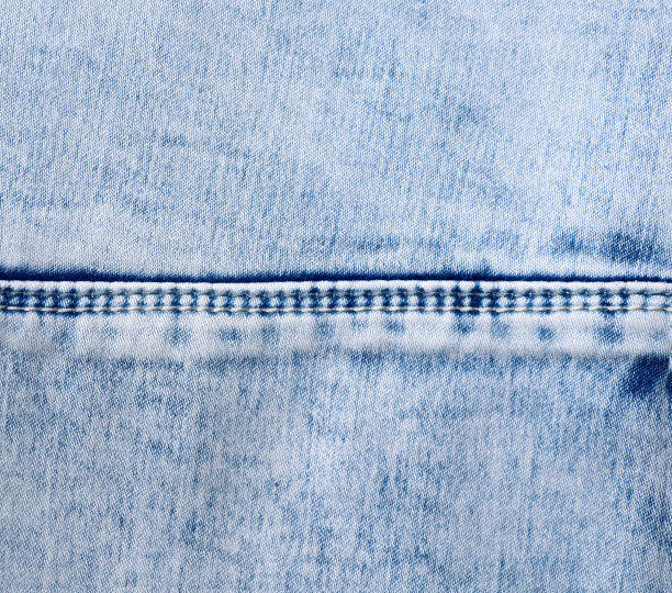 蓝色牛仔背景与接缝。浅蓝色牛仔牛仔裤的面料质感。文本复制空间图片下载