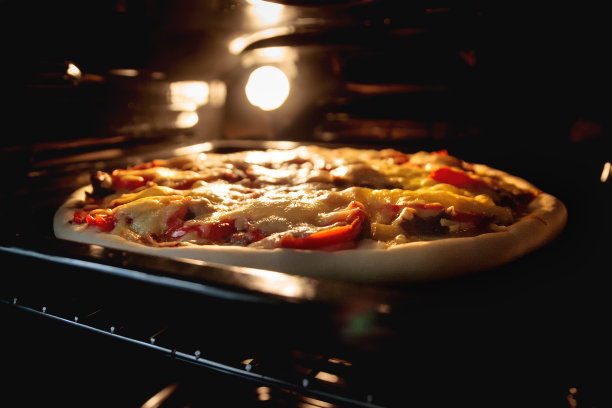 在烤箱里烤自制披萨图片下载