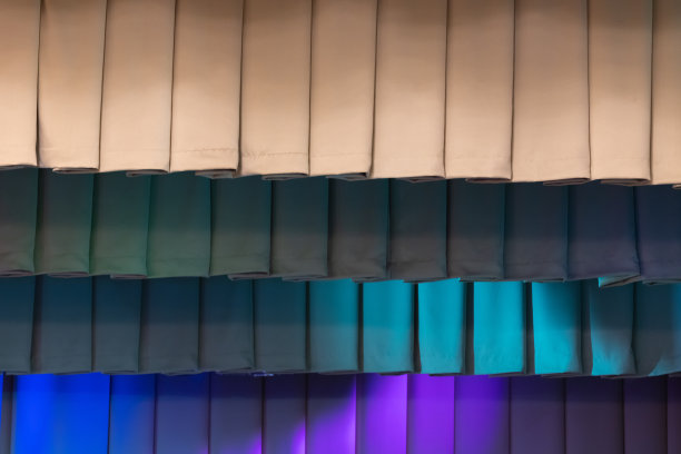 具有彩色舞台照明背景的戏剧幕布图片下载