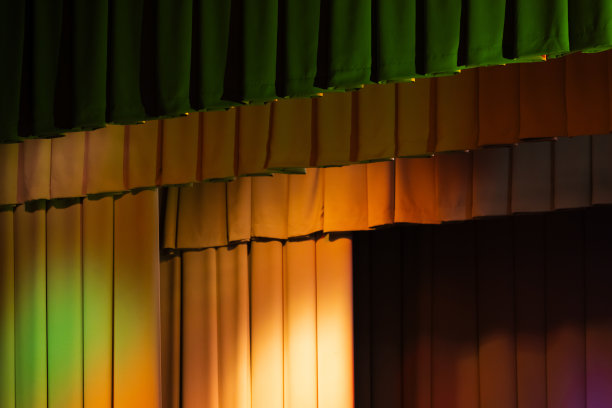 舞台幕布上有彩色射灯照明图片下载