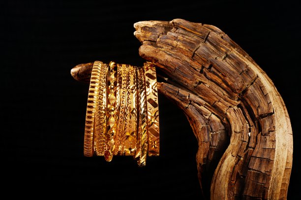 黑色背景上的大量金色手镯图片下载