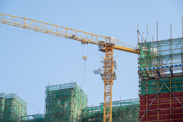 正在进行的物业施工现场的起重机图片下载