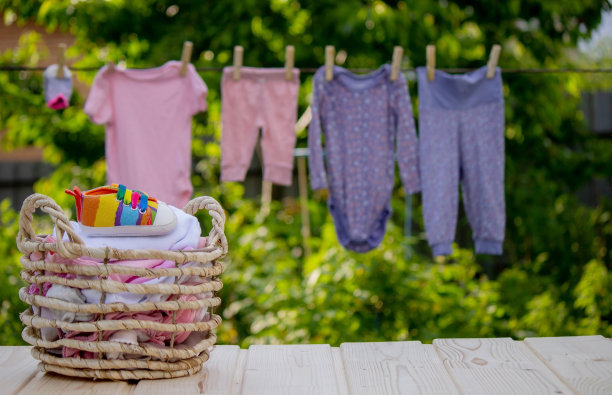 洗婴儿衣服。亚麻布在新鲜空气中变干。有选择性的重点。图片下载