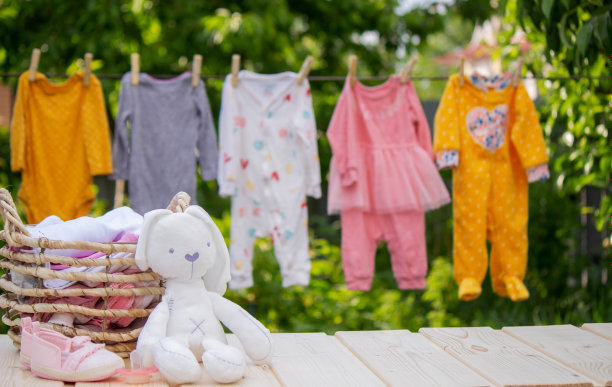 洗婴儿衣服。亚麻布在新鲜空气中变干。有选择性的重点。图片下载