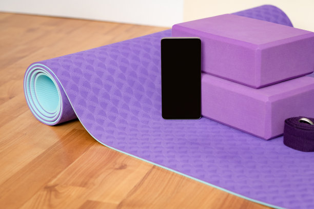 空白手机上的瑜伽垫与块和皮带图片下载