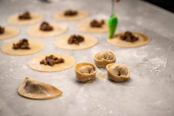 披萨、意大利面和甜点图片下载