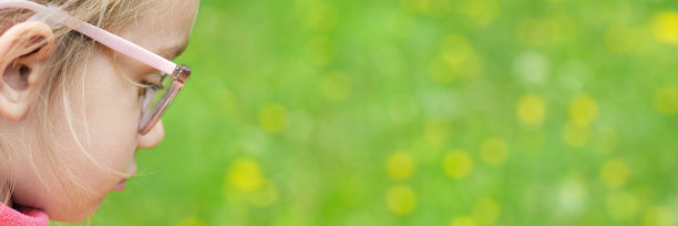 女孩抱着蒲公英吹。快乐的童年的概念。在户外玩图片下载