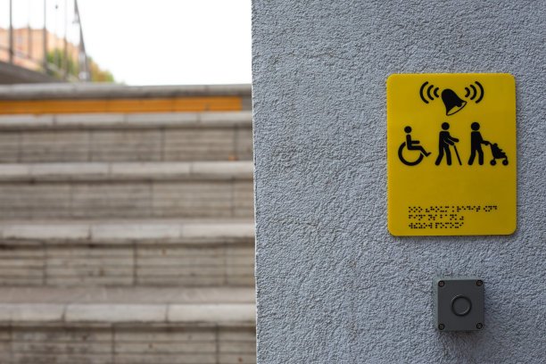 黄色标志表示坐轮椅的残疾人图片下载