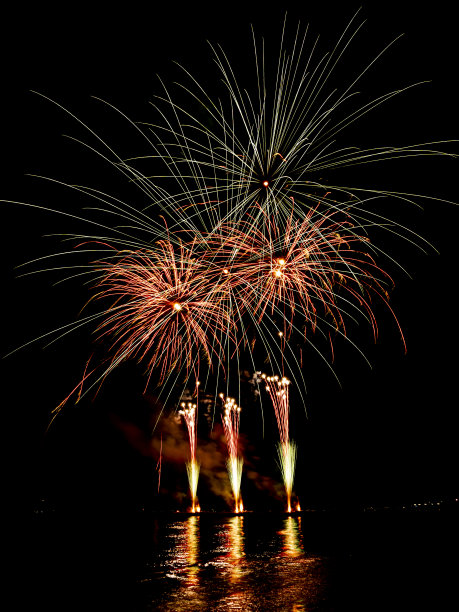 摩尔人和基督徒在圣波拉庆祝活动中的烟火。图片下载