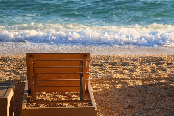 海滩上的躺椅图片下载