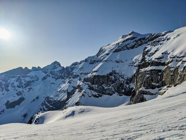 格拉鲁斯乌里Clariden的野外滑雪之旅。瑞士阿尔卑斯山冰川上的迅猎兽。Skimo登山。高质量照片图片下载
