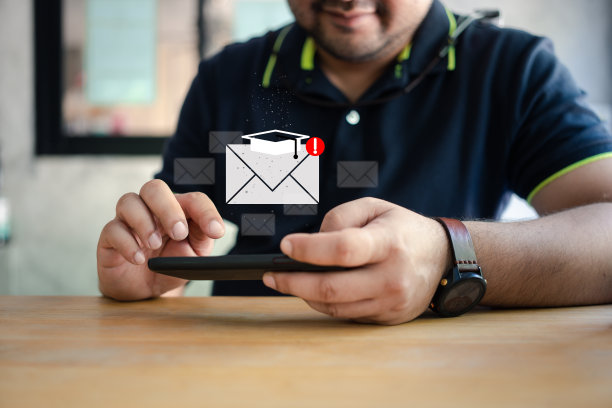 人们对收到好的电子邮件消息感到高兴，受到好工作或新机会的激励，通过了考试。图片下载