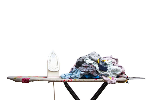在孤立的白色背景上，衣服堆叠在一起等待熨烫图片下载