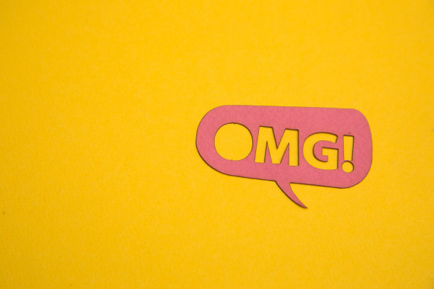 黄色背景上omg字的语音泡泡图片下载