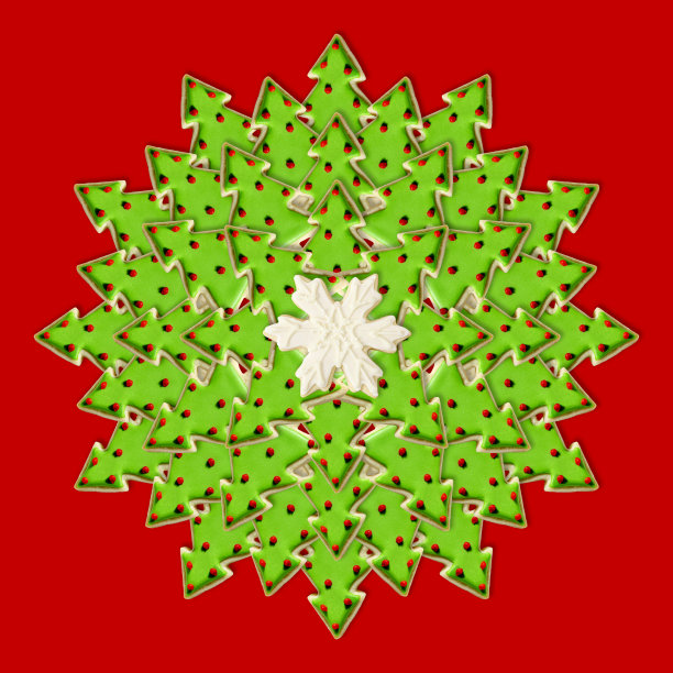 圣诞树和雪花:用节日装饰的冰镇圣诞饼干制作的圣诞花环图片下载