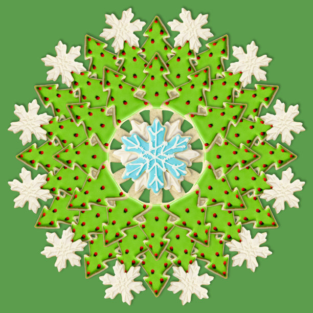 圣诞树和雪花:用节日装饰的冰镇圣诞饼干制作的圣诞花环图片下载