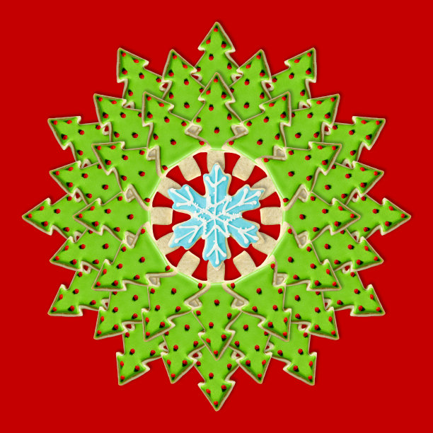 圣诞树和雪花:用节日装饰的冰镇圣诞饼干制作的圣诞花环图片下载