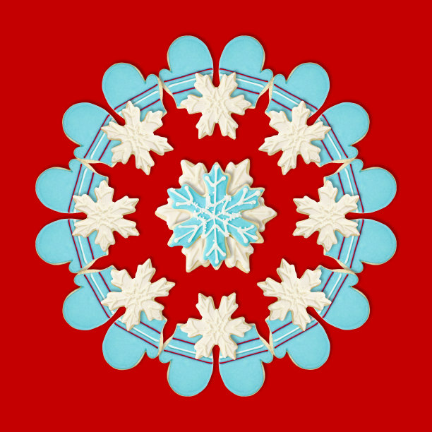 手套和雪花:用节日装饰的冰镇圣诞饼干制作的圣诞花环图片下载