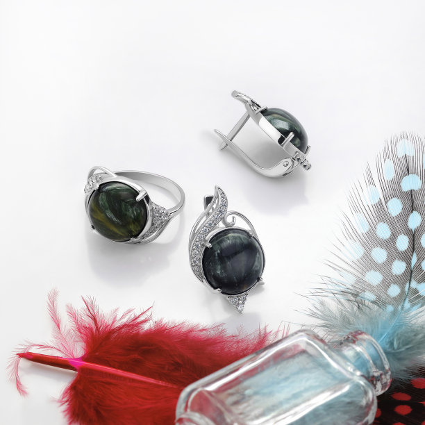 优雅的珠宝套装。镶有宝石的珠宝。首饰配件拼贴。产品静物概念。戒指、项链和耳环。图片下载