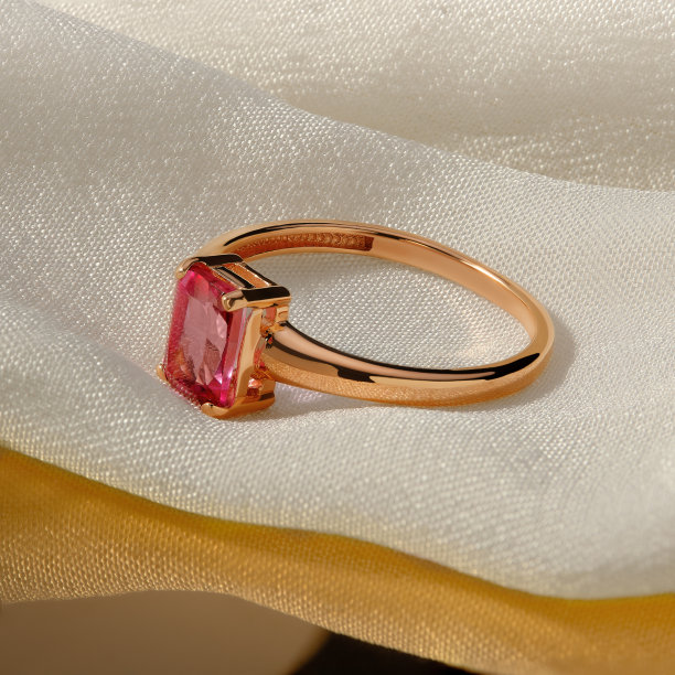 优雅的珠宝套装。镶有宝石的珠宝。首饰配件拼贴。产品静物概念。戒指、项链和耳环。图片下载