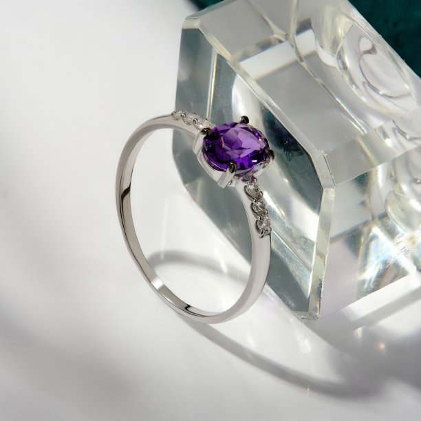 优雅的珠宝套装。镶有宝石的珠宝。首饰配件拼贴。产品静物概念。戒指、项链和耳环。图片下载