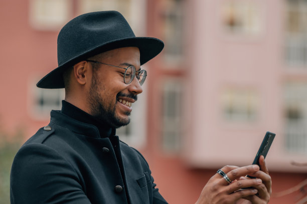 街上的人在看手机图片下载