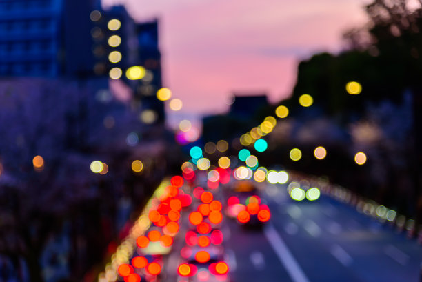 为抽象的交通运输背景，对城市黄昏交通拥堵中的汽车灯光进行散焦模糊图像处理。图片下载