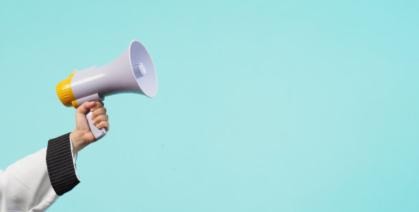 手拿着扩音器，穿着绿色或薄荷色或蒂芙尼蓝色背景的厨师制服。图片下载